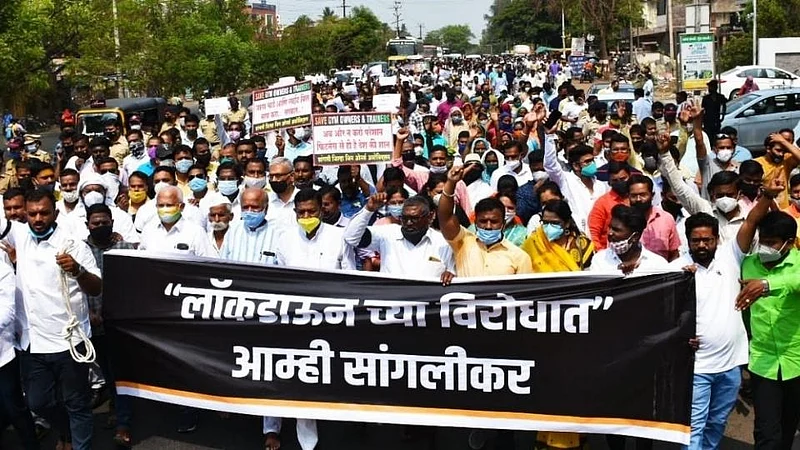 protest against sangli people lockdown and shops closed on collector office