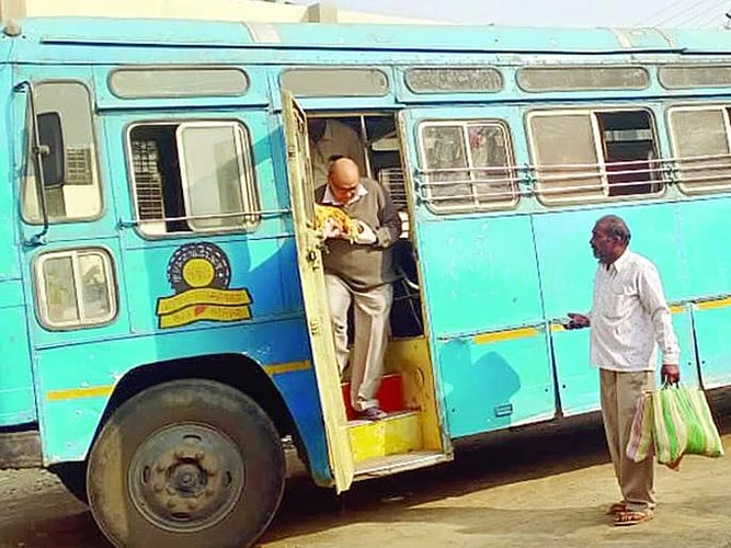 Akola Marathi News A woman in a moving bus suddenly started giving birth
