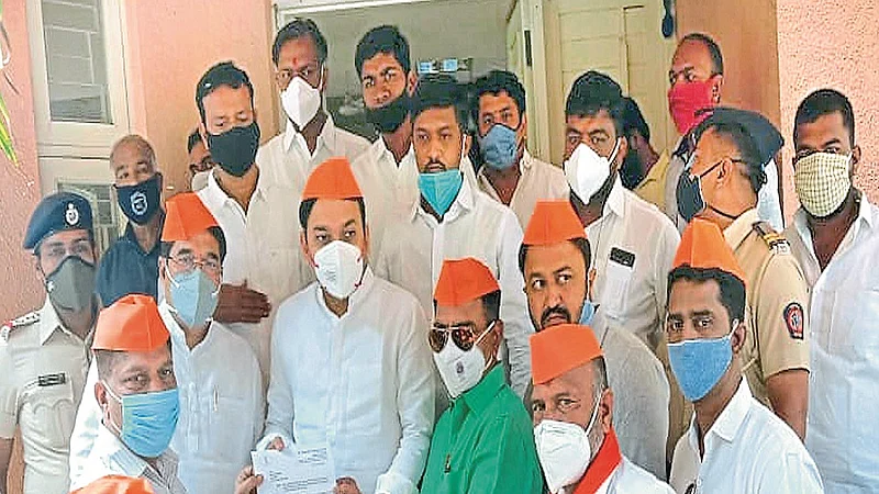 Agitation of Maratha Kranti morcha in front of minister's house; Letter of support for reservation