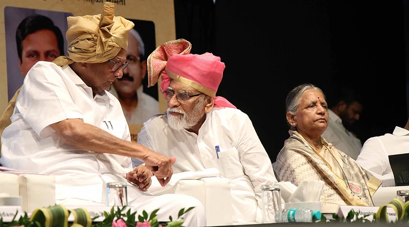 औरंगाबाद : व्यासपीठावर राष्ट्रवादी कॉंग्रेसचे अध्यक्ष तथा खासदार शरद पवार यांच्याशी हितगुज साधताना एमजीएम विद्यापीठाचे कुलपती अंकुशराव कदम सोबत श्री. कदम यांच्या पत्नी अनुराधा कदम.