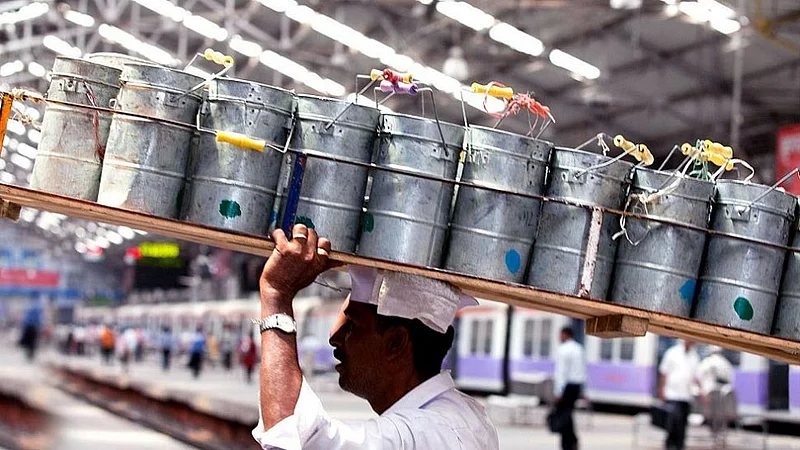 मुंबईतील डब्बेवाल्यांची सरकारकडे मागणी; अत्यावश्यक सेवा मानून ट्रेनमधून प्रवासास मुभा द्या, नाहीतर