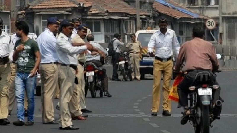वाहतूक पोलिसांवर हात उचलणं आता पडेल महागात, थेट परवाना रद्द करण्याची तरतूद