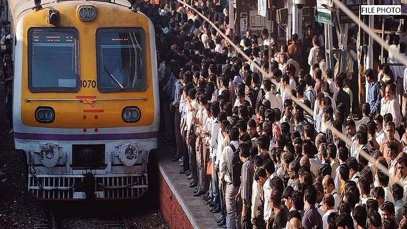 गर्दीचे नियोजन की खासगीकरणाची खटपट ? कोरोनाच्या नावाखाली रेल्वे प्रवाशांची लूट }
