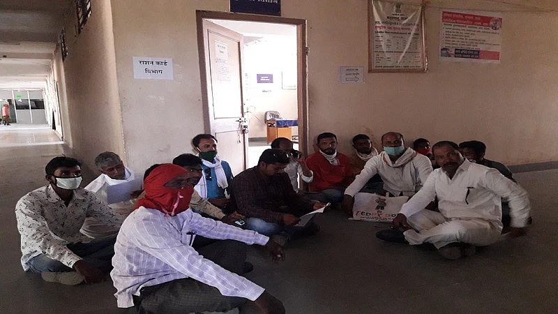 villagers agitation against ration shopkeeper in parshivani of nagpur