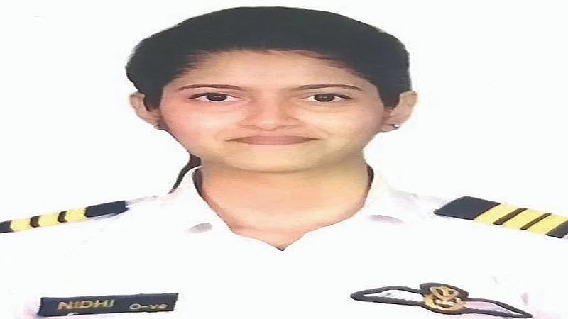 nidhi bhosale is the first woman pilot in chiplun ratnagiri