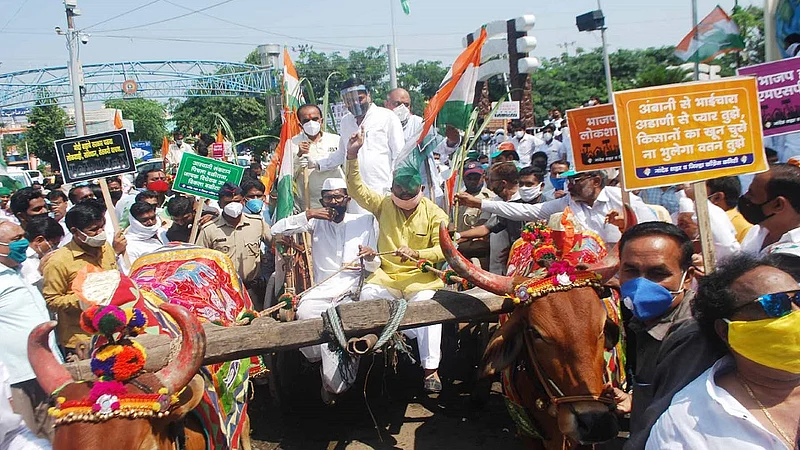 नांदेड - काँग्रेस पक्षातर्फे नांदेडला शुक्रवारी प्रतीकात्मक बैलगाडी लाँगमार्च काढण्यात आला.