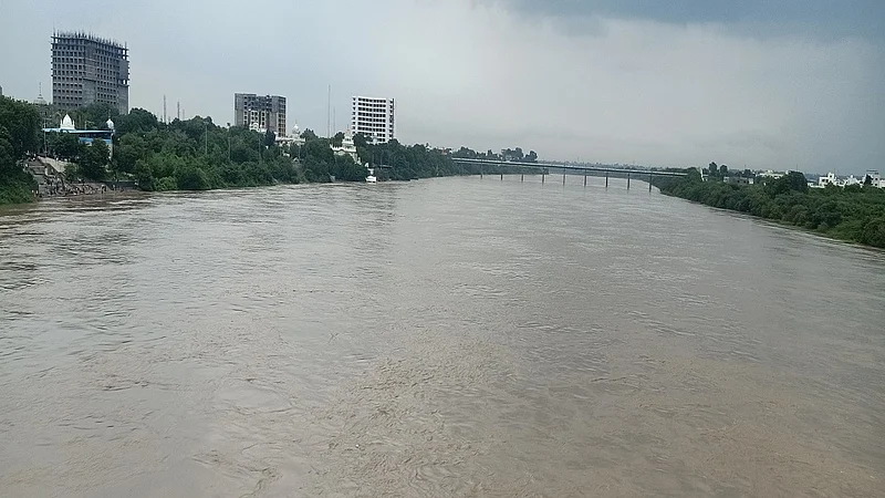 नांदेड - विष्णुपुरी प्रकल्पातून दहा दरवाजे उघडून गोदावरी नदीपात्रात विसर्ग करण्यात येत आहे.