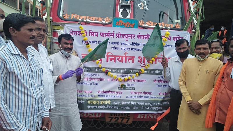 नांदेड - नवा मोंढा बाजार समितीतून हळदीने भरलेल्या ट्रकला हिरवी झेंडी दाखविण्यात आली.