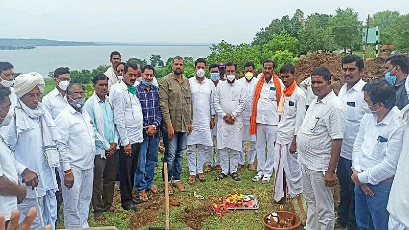 नांदेड - कंधार तालुक्यातील बोरी (बुद्रुक) येथे गुरुवारी खासदार प्रताप पाटील चिखलीकर यांच्या हस्ते भूमीपूजन करण्यात आले.