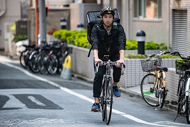 Reo Miyaki Japanese swordsman has become a food delivery boy