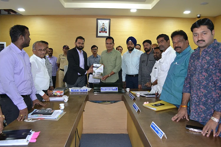 नांदेडला स्थायी समितीच्या सभेत डॉ. विपीन यांनी महापालिकेचा अर्थसंकल्प सभापती अमितसिंह तेहरा यांना सादर केला.