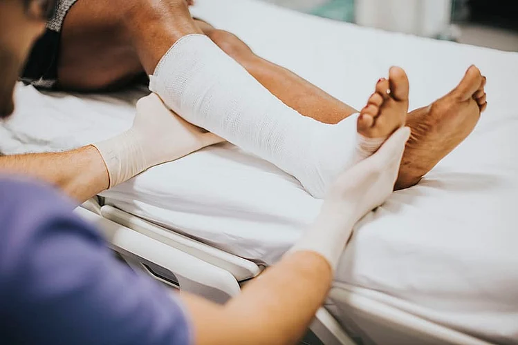 The injured guard is lying in the hospital in Amravati