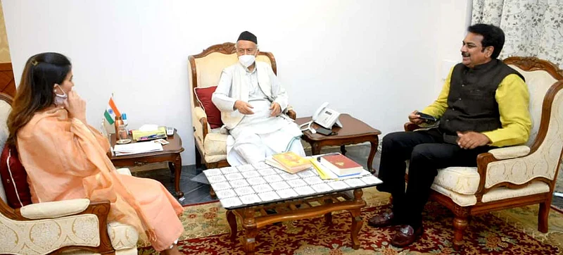 माजी मंत्री हर्षवर्धन पाटील मुलीसह गेले राज्यपालांच्या भेटीला, कारण...