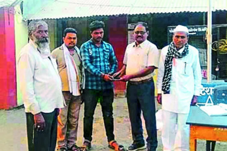 Akola Marathi News, Police Jamadars honesty returned with mobile and money wallet