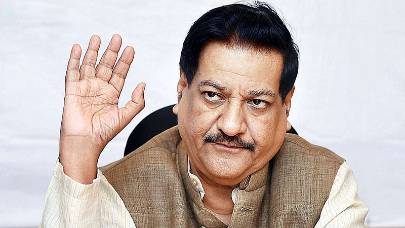 विधान परिषद आमदारांच्या नियुक्त्यांबाबत राज्यपालांनी घटनेचा आदर करावा : पृथ्वीराज चव्हाण