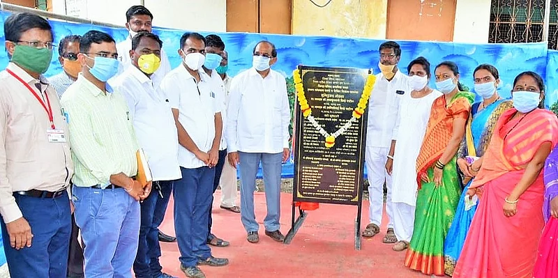 Inauguration of the school at the hands of Radhakrishna Vikhe Patil at Puntambe