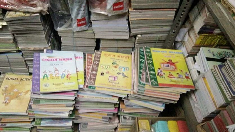 Smart News:- पाठ्यपुस्तकांच्या वितरणाला गती मिळण्यासाठी कार्यवाहीचे 'दिनकर टेमकरांचे' आदेश Smart News:- पाठ्यपुस्तकांच्या वितरणाला गती मिळण्यासाठी कार्यवाहीचे 'दिनकर टेमकरांचे' आदेश