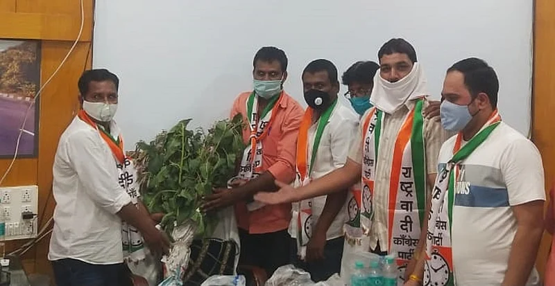 Akola News: Road unfinished, shameless bouquet on engineers chair
