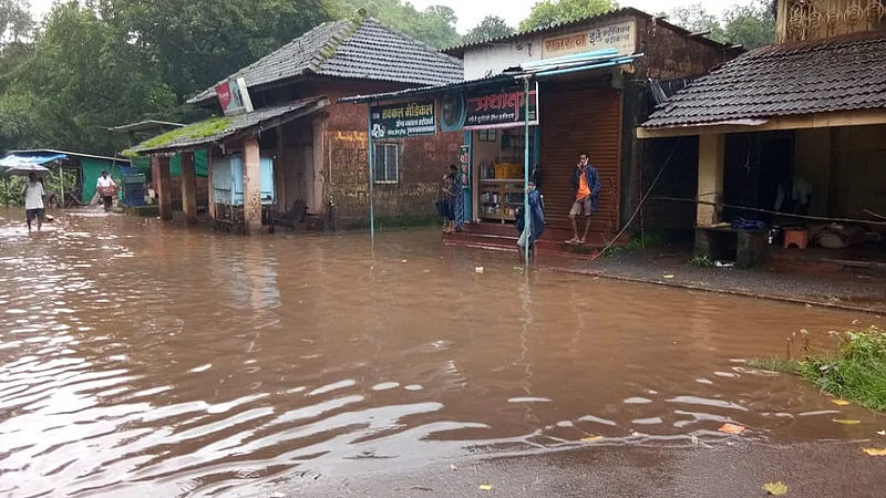 heavy flood in ratnagiri district Flood water in Chanderai market in Ratnagiri