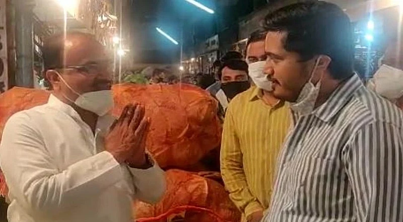 पहाटे चार वाजता APMC मध्ये पोहोचलेत रोहित पवार, म्हणालेत "शेतकऱ्यांच्या संरक्षणासाठी APMC ची गरज"