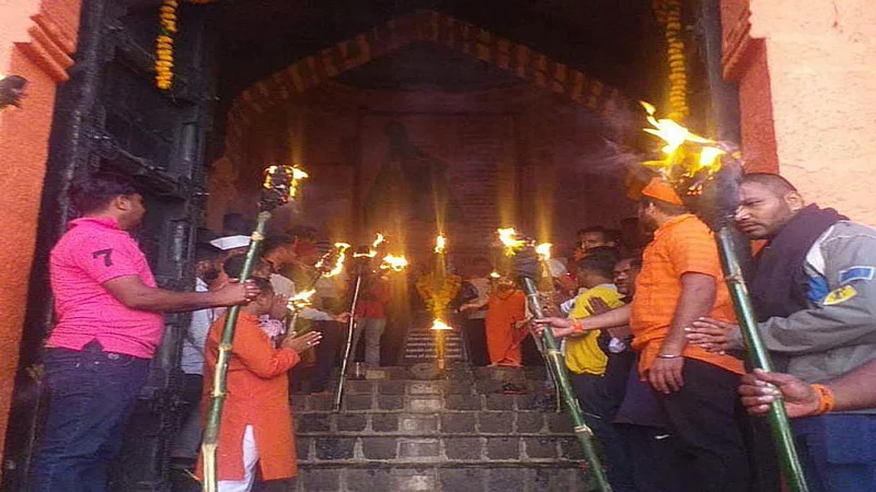 Diwali Festival 2020 दीपोत्सवाने उजळला दुर्गेश्वर सज्जनगड; शिवरायांच्या जयघोषाने दुमदुमली नगरी!