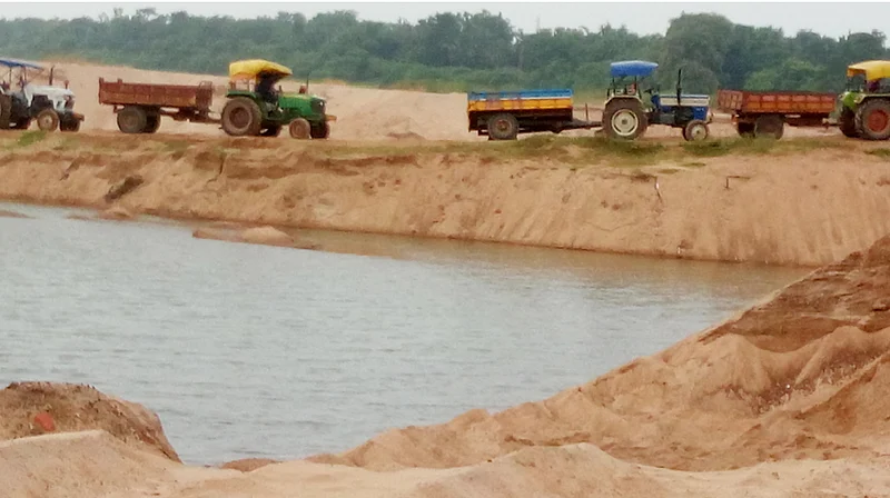 sand mafiya try to beat a deputy tehsildar of bhatkuli in amravati
