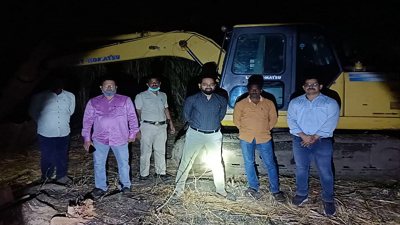 नांदेड - जिल्हाधिकारी डॉ. विपीन यांनी बुधवारी रात्री गोदावरी नदीकाठी महसूल व पोलिस प्रशासनाला सोबत घेऊन वाळूमाफियांवर कारवाई केली.