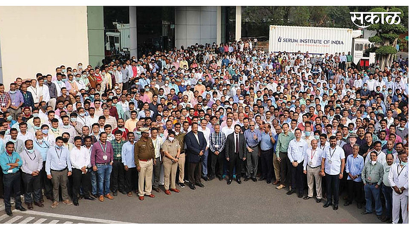 पुणे - कोव्हिशिल्ड लशीचे वितरण सुरू करण्यात आल्यानंतर सर्व कर्मचाऱ्यांसह ‘सीरम’चे प्रमुख आदर पूनावाला यांनी एकत्र छायाचित्र काढत आनंद व्यक्त केला.