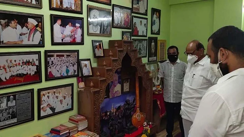 'या' कार्यकर्त्याची श्रद्धा पाहून शरद पवारही झाले नि:शब्द!