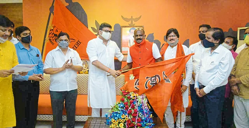 The office bearers along with two former corporators joined Shiv Sena