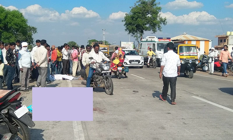Akola News: Husband and wife killed in two-wheeler collision