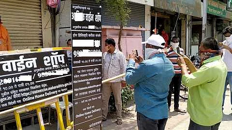 crowd at liquor shop due to mini lockdown announcement in amravati