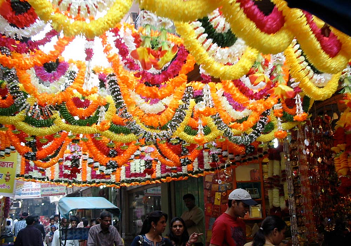 वैविध्यपूर्ण तोरणमाळांनी सजली दुकाने