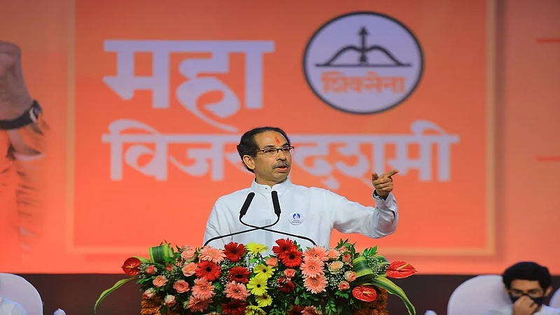 "भाजपचा नेता व त्यांची दोन मुले तोंडात शेण घेवून ठाकरे घराण्यावर गोमुत्राच्या गुळण्या टाकत होते"