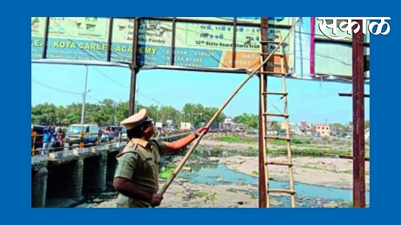 धुळ्यातील अनधिकृत होर्डींग काढण्यासाठी थेट पोलीस अधिक्षक उतरले रस्त्यावर !