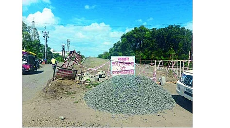 Akola News: Construction of railway flyover at a snails pace; Detention is happening every day