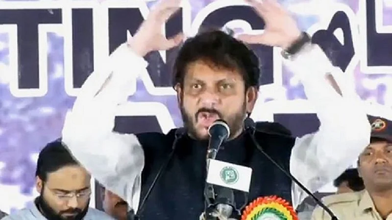 नाराज ओवेसींनी वारिस पठाणांविरुद्ध उचललं मोठं पाऊल, म्हणालेत...