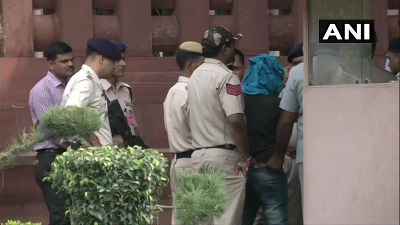 माथेफिरूचा संसदेत चाकू घेऊन जाण्याचा प्रयत्न
