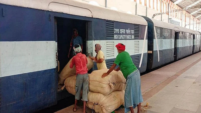 भिवंडी रेल्वेस्थानकातून सर्वाधिक पार्सल वाहतूक; 17 फेऱ्यांमधून 2,676 टन माल रवाना
