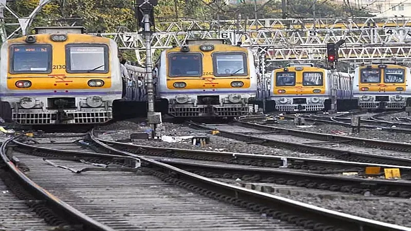 मुंबईत सरसकट लोकल प्रवास लांबणीवर? सध्याच्या प्रवासातही कपातीचे संकेत