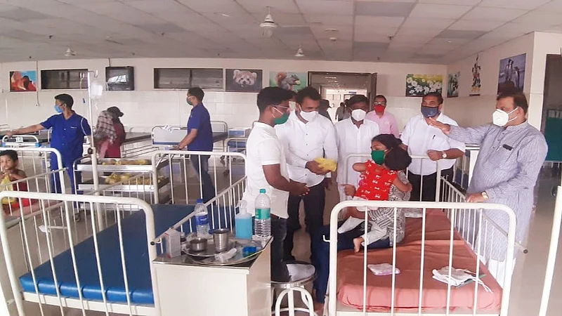 भाजपचा रुग्णांच्या जीवाशी खेळ! रुग्णांना फळे देऊ केल्याने कॉंग्रेसचा आरोप