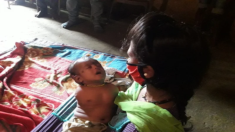 नुकत्याच जन्मलेल्या बाळाला हातच नाही! हलाखीच्या परिस्थितीत कुटूंबीय करताहेत संगोपन