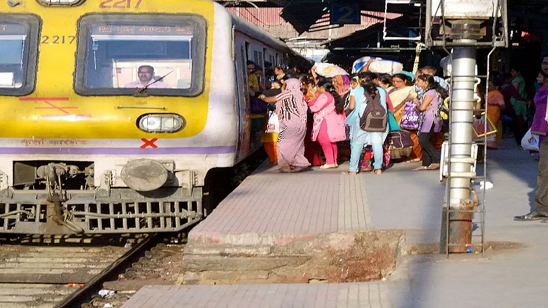 'ती'चा प्रवासाचा आनंद औट घटकेचा! गोंधळाचा फटका, आनंदावर विरजन