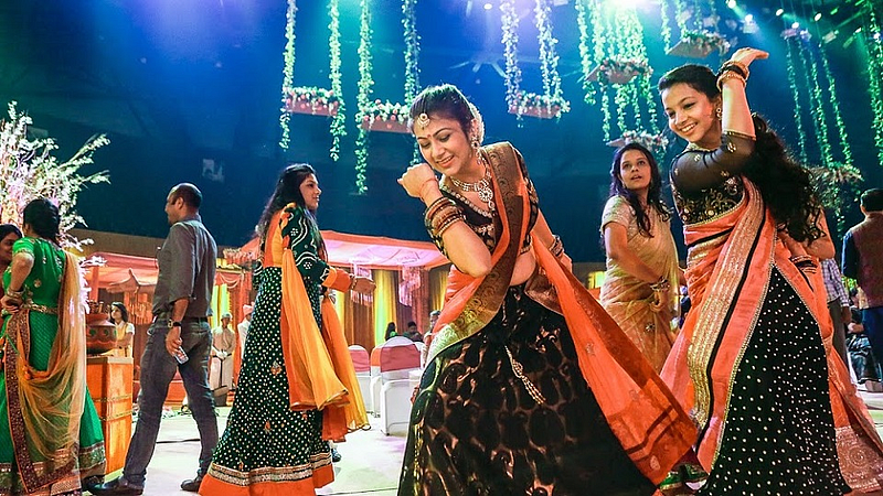 यंदा ओढणी उडे.. ना! तरुणाईचा हिरमोड; कोरोनामुळे दांडियाचा आवाज बंद
