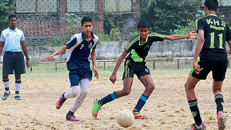 पेटिट, एंजल मिकी मिने प्रशालेचा दणदणीत विजय