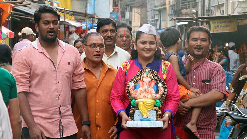 या रे या, सारे या, गजाननाला आळवू या...!