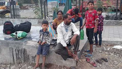 2Labour_with_Family.jpg