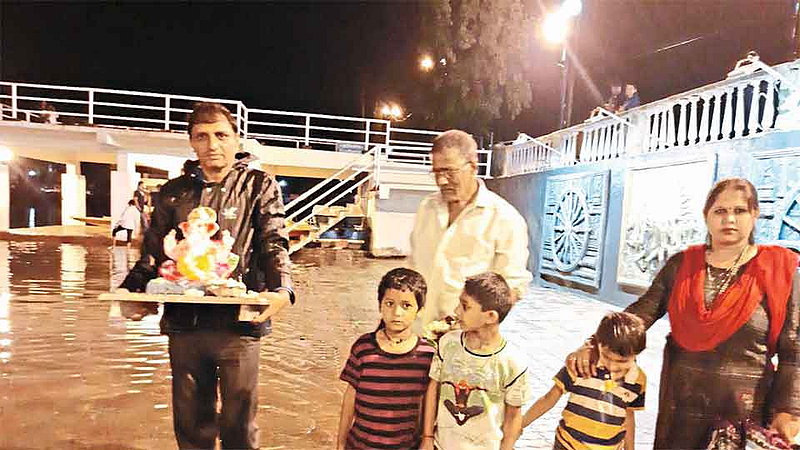 सिंधुदुर्ग : दीड दिवसांच्या लाडक्या गणरायाला निरोप