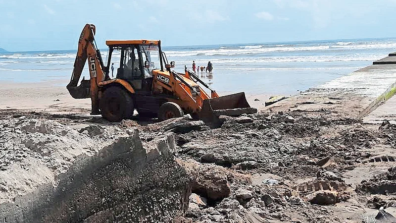 Guhagar Jetty Demolished On Order Of Green Arbitration