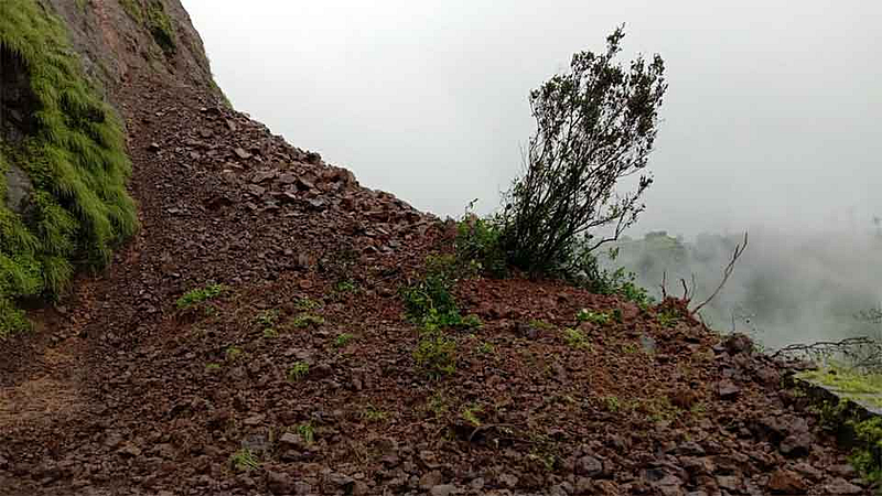 सिंधुदुर्ग : भुईबावडा घाटात दरड कोसळली, वाहतूक ठप्प